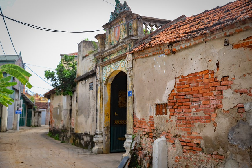 De nombreuses anciennes maisons et portes parsèment les ruelles du village de Uoc Lê, quelque unes existant depuis environ une centaine d’années. Cependant, la préservation de ces maisons n’est effectuée que partiellement. La plupart de ces maisons sont dans un mauvais état, ou ont été détruites pour en construire de bien plus modernes. La préservation des anciennes maisons dans les villages en banlieue de Hanoï se heurte à de nombreuses difficultés. Actuellement, l’enjeu majeur est de faire prendre conscience aux habitants de l’importance de la protection de ces maisons, car eux-mêmes ont leurs propres aspirations. Ce qui signifie que préservation doit rimer avec respect des droits et des intérêts des habitants. Photo: Vietnamplus