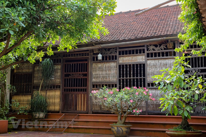 Quand on parle des maisons traditionnelles des Vietnamiens, on pense immédiatement à celles du delta du fleuve Rouge. La maison est d’une conception très simple avec des briques ou du torchis pour les murs et les cloisons. Elle se dote souvent de trois, cinq ou sept travées. La pièce principale se trouve au milieu de la maison et abrite l’autel des ancêtres; sur les côtés sont aménagées de petites chambres à coucher ou des pièces pour ranger les ustensiles ménagers. D’autres servent à entreposer du paddy et du matériel agricole. La maison principale n’est pas adjacente à la cuisine et aux toilettes. En arrière de la maison, on trouve un petit jardin où l’on cultive des légumes saisonniers. Dans la cour, un bassin recueille l’eau de pluie. Photo: Vietnamplus