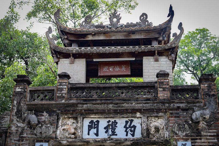 Au fil de l’histoire contemporaine turbulente du Vietnam, il est remarquable qu’un tel portique d’entrée construit lors de la dynastie des Mac (XVIè siècle) soit toujours debout aujourd’hui, témoignant ainsi du courage et de l’immortalité de l’âme des villages vietnamiens. Sur le portique d’entrée du village de Uoc Lê est accroché un panneau en bois portant l’inscription «My Tuc Kha Phong» (Traditions bien appliquées). Cette inscription fut faite à la demande du roi Tu Duc en 1851 alors qu’il voyageait dans le Nord. Le monarque avait accordé cette récompense à six villages de l’ancienne province de Hà Tây, qui fait aujourd’hui partie de Hanoi. Photo: Vietnamplus