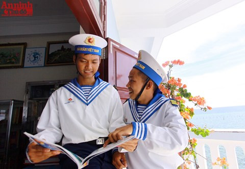 Après la journée de travail, les soldats lisent les livres et journaux envoyés du continent.