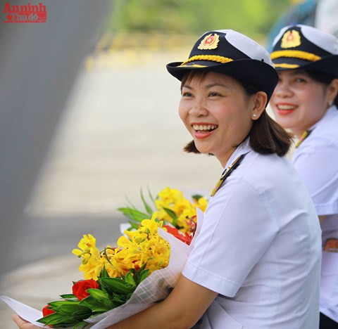  Les femmes soldats de la brigade 125 de la 2ème zone navale de la Marine se préparent à reconduire le bateau HQ571 vers l’archipel de Truong Sa (Spratly).