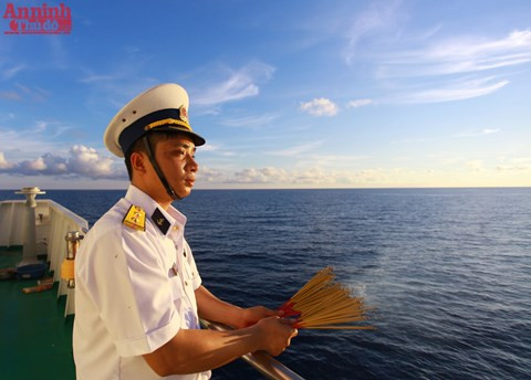 Un soldat du bateau HQ571 pense avec émotion à ses coéquipiers lors de la cérémonie commémorant les soldats morts sur le plateau continental au Sud du pays. 