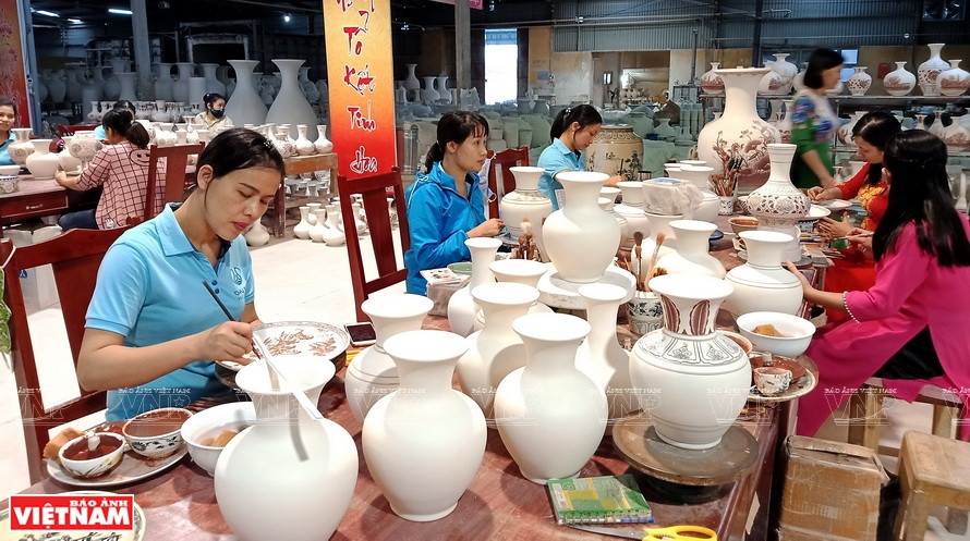 Les motifs décoratifs sont inspirés par le bouddhisme ou le confucianisme mais les objets sont typiquement vietnamiens, de part leurs formes, leurs couleurs et leur décoration minutieuse. Photo: VNP
