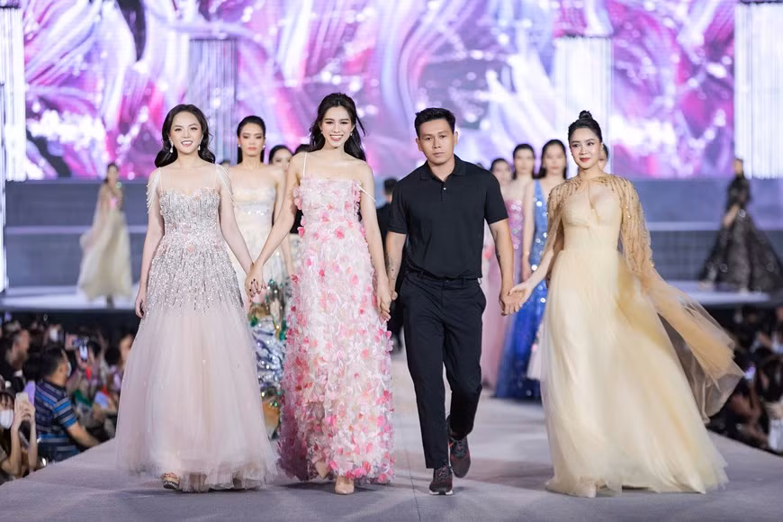 Looks de la collection "Vẻ đẹp bất tận" (Beauté intemporelle) du styliste Tung Vu. Photo: Vietnam+