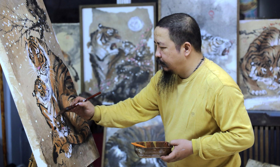 Né en 1975, Nguyên Doan Ninh a fait ses études à l’Université des beaux-arts du Vietnam. Le rêve et la fragilité de l’existence sont ses sujets de prédilection. Photo: VNP