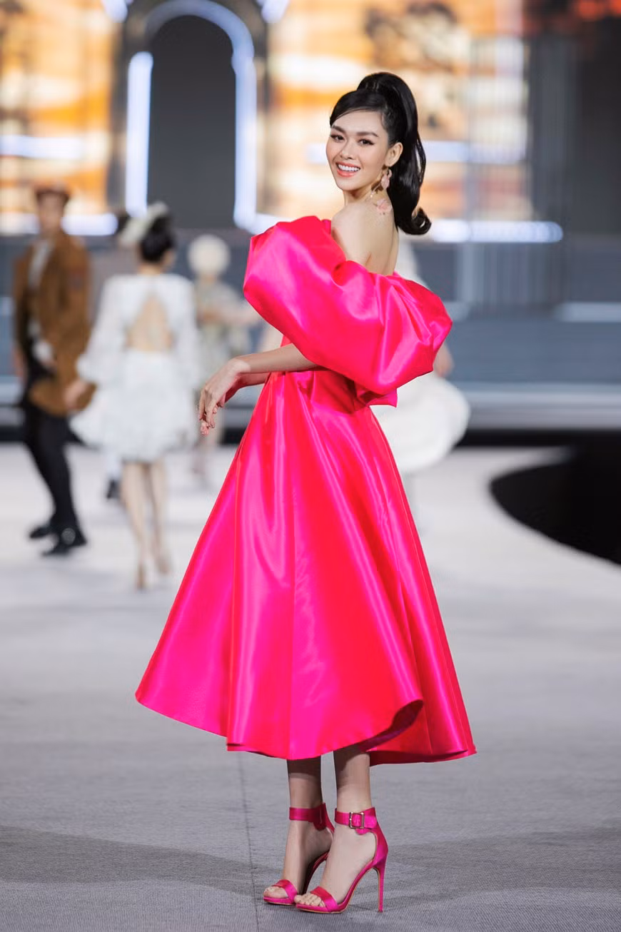 La seconde dauphine de Miss World Vietnam 2019, Nguyen Tuong San, porte une robe de la collection "Savour Des Paris" du styliste Le Ngoc Lam. Photo: Vietnam+