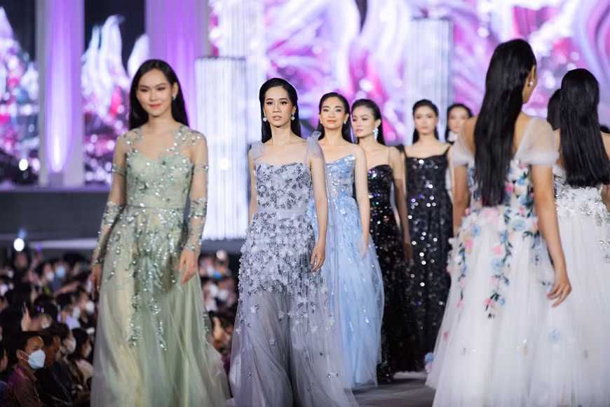 Looks de la collection "Vẻ đẹp bất tận" (Beauté intemporelle) du styliste Tung Vu. Photo: Vietnam+