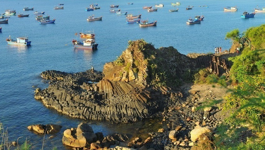 La province de Phu Yen, située dans le Centre méridional et surnommée la terre des "Fleurs jaunes sur les herbes vertes", est réputée non seulement pour ses belles plages mais aussi pour Ghenh Da Dia (Falaise Da Dia ou pente rocheuse Da Dia). La falaise Da Dia ressemble à un tableau de lavis que la nature a gâté Phu Yen. Photo: VNA