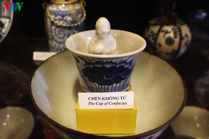 Parmi les centaines d’objets de valeur et d’antiquités que recèle la maison, la tasse de Confucius tout à fait remarquable. C’est une pièce unique, au Vietnam. 