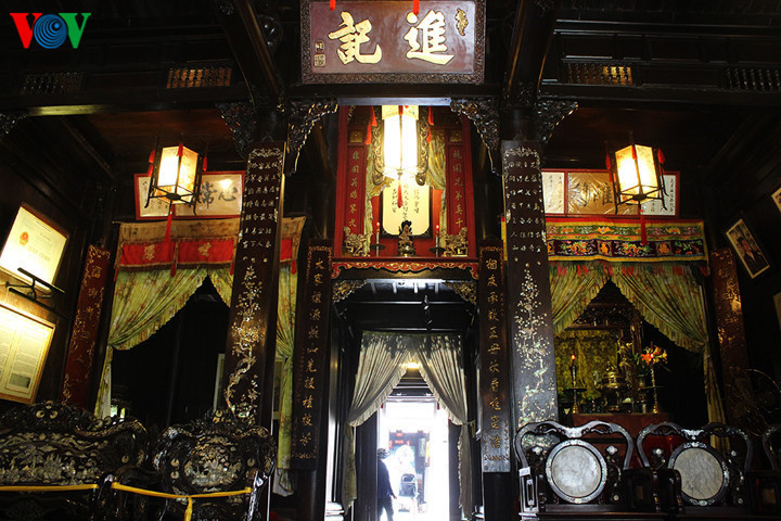 Dans le salon, notez les superbes colonnes en bois de jacquier incrustées de nacre, sur lesquelles sont gravés des poèmes à la gloire de la nature. Les deux colonnes décoratives placées côté cour sont quant à elles recouvertes de sentences dont chaque caractère est formé d'oiseaux. 