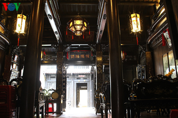 La maison possède deux portes. La principale donne sur la rue Nguyen Thai Hoc: c'est par là que passaient les clients. Celle qui donne sur la rue Bach Dang n'est qu'une entrée de service. 