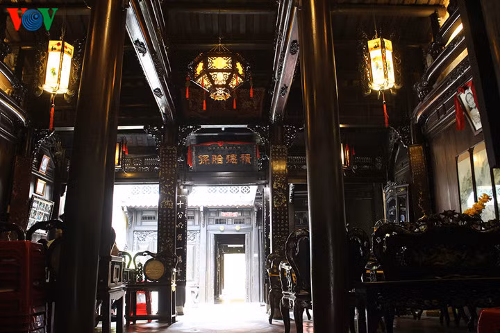 La maison possède deux portes. La principale donne sur la rue Nguyen Thai Hoc: c'est par là que passaient les clients. Celle qui donne sur la rue Bach Dang n'est qu'une entrée de service. 