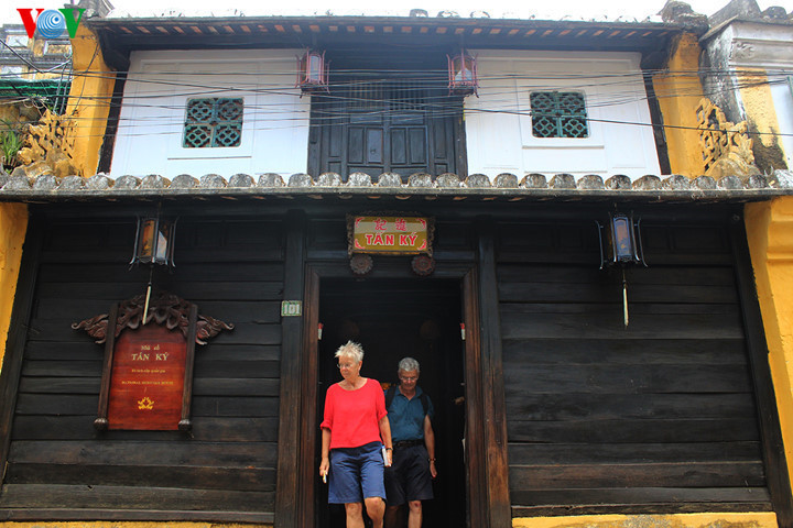 La maison a été construite à la fin du 18ème siècle. Le propriétaire était un commerçant chinois. Le nom "Tan Ky", que l'on pourrait traduire par "boutique prospère", a été donné par la deuxième génération. 