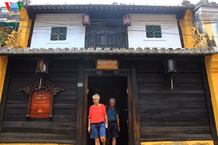 La maison a été construite à la fin du 18ème siècle. Le propriétaire était un commerçant chinois. Le nom "Tan Ky", que l'on pourrait traduire par "boutique prospère", a été donné par la deuxième génération. 