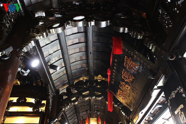 A la croisée des cultures vietnamiennes, japonaise et chinoise, à une époque où les trois communautés vivaient ensemble dans Hoi An au cours des 16ème et 17ème siècles, la maison présente des caractéristiques de la philosophie orientale, telles que la structure triple, les cinq blocs ronds (représentations du métal, du bois, de l'eau, du feu et de la terre – les cinq éléments naturels de base de la philosophie orientale) et plusieurs sculptures décoratives sur le bord du toit et les meubles.