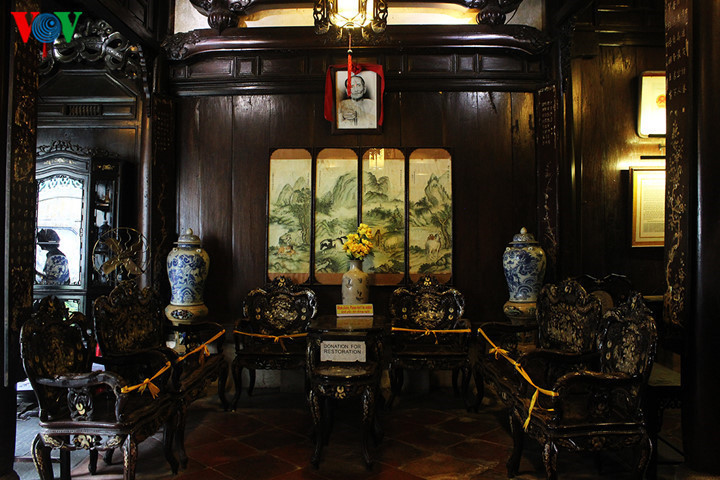 La maison elle-même est composée de quatre pièces dont chacune a une fonction particulière. La première sert au commerce, la deuxième de salle à manger, la troisième de cour et la quatrième de chambre à coucher. Mais il y a encore une cinquième, qui n'est pas visitable et qui est en fait un salon. 