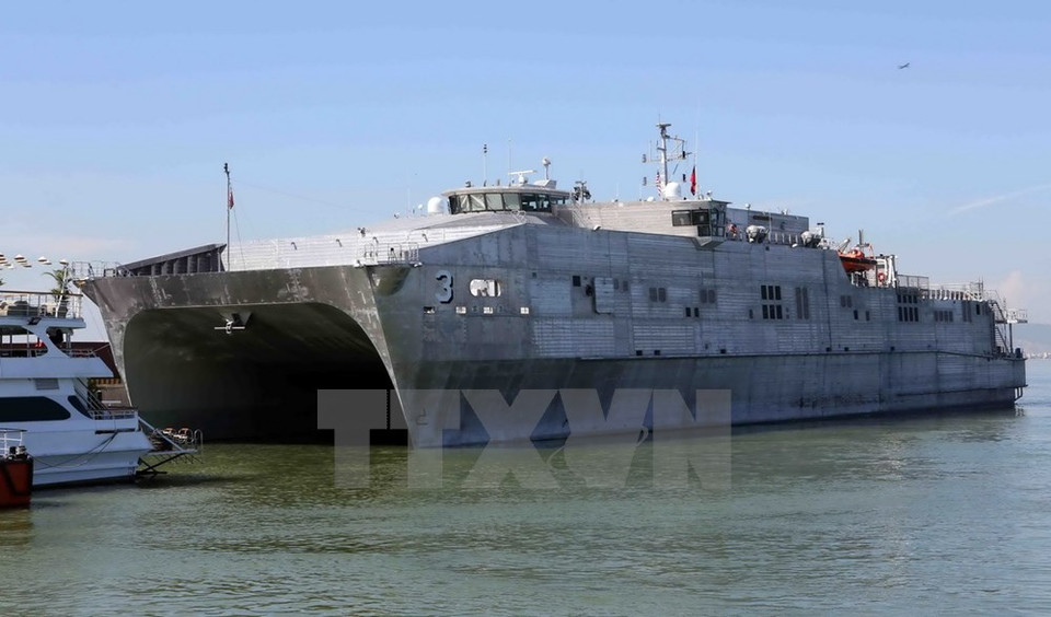 Le navire de transport rapide USNS Millinocketh au port de Tien Sa à Da Nang. Photo : Le Lam/VNA