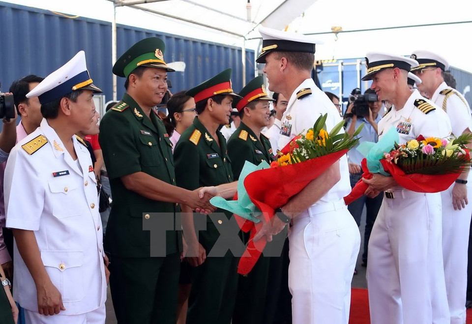 La cérémonie d'accueil des deux navires américains. Photo : Le Lam/VNA