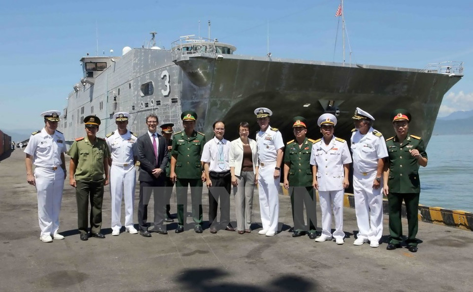 Des membres d'équipage et des représentants de Da Nang. Photo : Le Lam/VNA