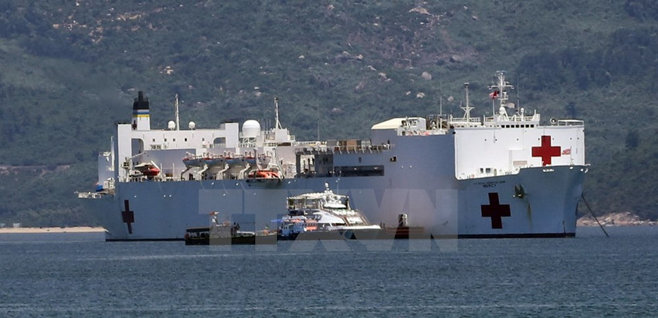 Le navire-hôpital USNS Mercy au port de Tien Sa à Da Nang. Photo : Le Lam/VNA