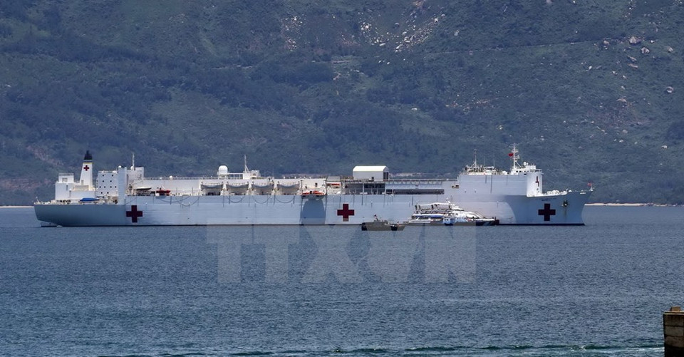 Le navire-hôpital USNS Mercy au port de Tien Sa à Da Nang. Photo : Le Lam/VNA