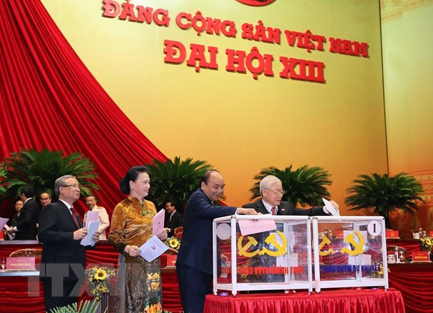 Le Secrétaire général du Parti et président vietnamien Nguyên Phu Trong, le Premier ministre Nguyên Xuân Phuc, la présidente de l’Assemblée nationale Nguyên Thi Kim Ngân, le permanent du Secrétariat Trân Quôc Vuong votent pour les membres du Comité central du Parti du 13e mandat. Photo : VNA