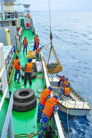 Les cadeaux arrivés à destination à l’occasion du Têt. Photo : VNA