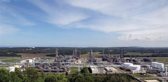 Après 44 mois de travaux, les premiers produits pétroliers made in Vietnam sont sortis le 22 février de la raffinerie de Dung Quât, province de Quang Ngai, marquant le début de l'industrie du raffinage et de la pétrochimie du pays. Photo : VNA 