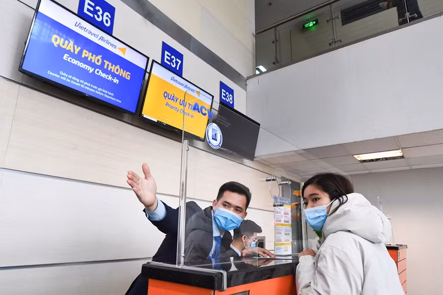 Les passagers portant des masques de protection à l’aéroport international de Nôi Bai (Hanoï) pour la lutte contre l’épidémie de Covid-19. Photo : Vietravel