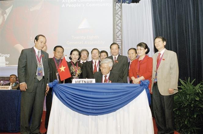 Le président de l'Assemblée nationale Nguyên Phu Trong a signé un communiqué commun lors de la cérémonie de clôture de l'AIPA 28 qui s'est tenue le 23 août 2007 à Kuala Lumpur, en Malaisie. Photo : VNA