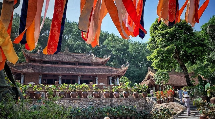 La pagode Dia Tang Phi Lai, à 70 km de Hanoi, attire un grand nombre de visiteurs qui viennent pour profiter du paysage ainsi que trouver des moments de paix. Photo : VNA