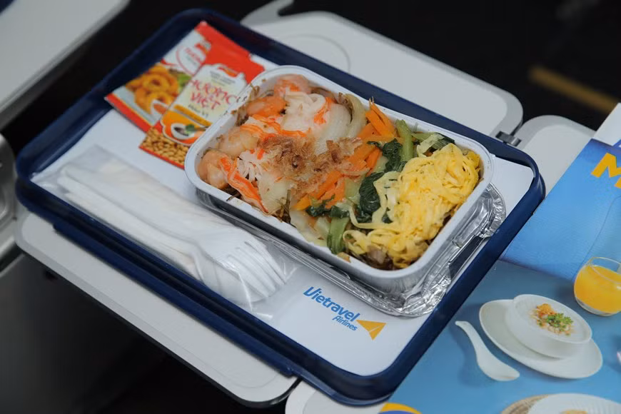 Les passagers ont apprécié le repas. Photo : Vietravel