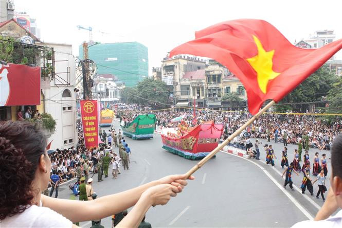 Le défilé pour célébrer les 1.000 ans de Thang Long - Hanoï, 10 octobre 2010. Photo : VNA