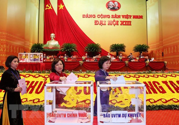 Les délégués votent pour les membres du Comité central du Parti du 13e mandat. Photo : VNA