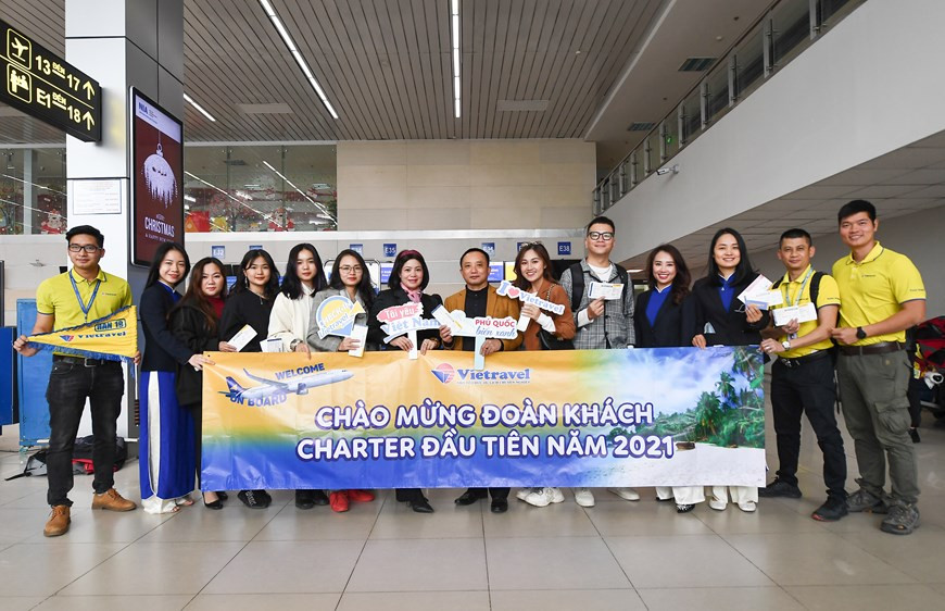 Les premiers passagers du vol charter reliant Hanoi à la ville de Phu Quôc, province de Kiên Giang, effectué par Vietravel Airlines, le dernier transporteur aérien du pays. Photo : VietnamPlus