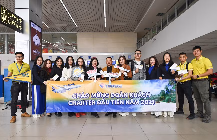 Les premiers passagers du vol charter reliant Hanoi à la ville de Phu Quôc, province de Kiên Giang, effectué par Vietravel Airlines, le dernier transporteur aérien du pays. Photo : VietnamPlus
