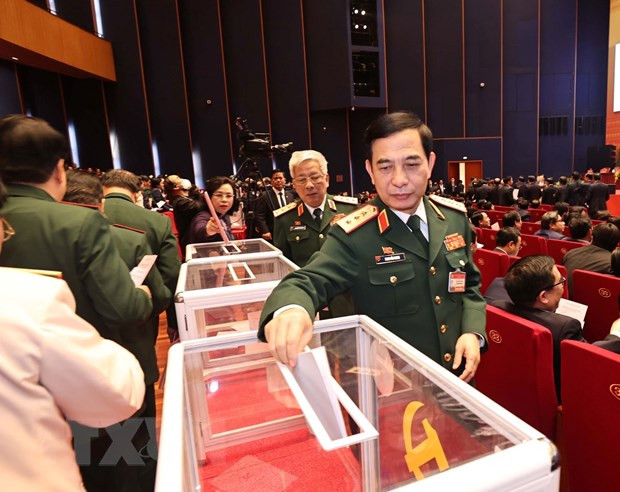 Le général de corps d’armée Phan Van Giang, membre du Comité central du Parti, membre permanent de la Commission militaire centrale, chef de l'état-major général de l'Armée populaire du Vietnam et vice-ministre de la Défense, vote pour les membres du Comité central du Parti du 13e mandat. Photo : VNA