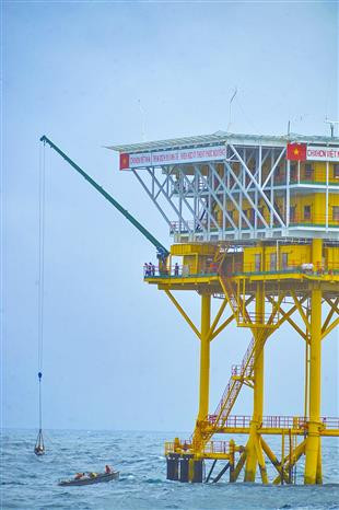 Les cadeaux transportés à la plate-forme DK1/15. Photo : VNA