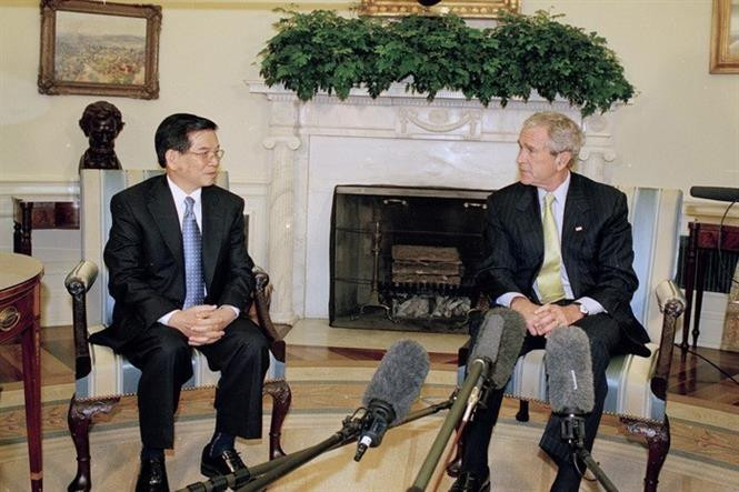 Le président de l'État Nguyên Minh Triêt s'est entretenu avec le président américain George W. Bush à la Maison Blanche le 22 juin 2007, lors de sa visite officielle aux États-Unis du 18 au 23 juin 2007. La première visite du chef de l'Etat du Vietnam aux Etats-Unis depuis la fin de la guerre s'est déroulée dans le contexte où les relations entre les deux pays se sont complètement normalisées et ont connu des évolutions positives, apportant de nombreux résultats pratiques pour répondre aux intérêts et aspirations des peuples des deux pays. Photo : VNA