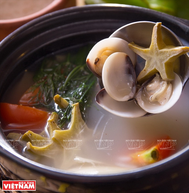 Bouillon aux palourdes et aux caramboles étoilées.