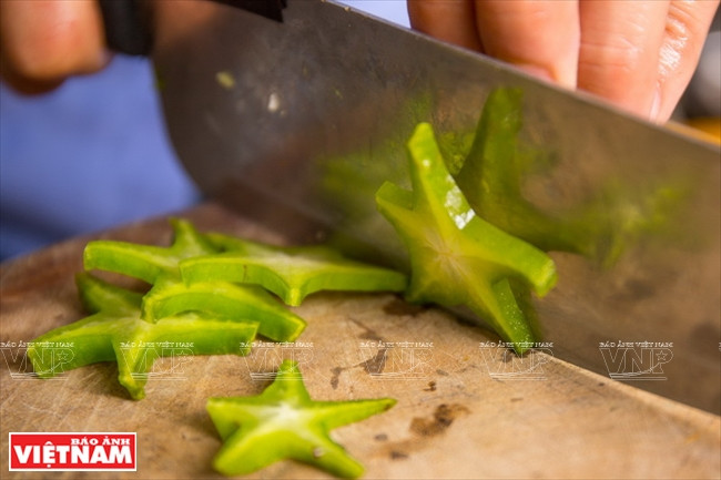 Nettoyez et éplucher les bords des caramboles avant de les couper en morceaux étoilés. Couper les tomates en tranches, couper des ciboulettes, de l'aneth et des renouées odorantes.
