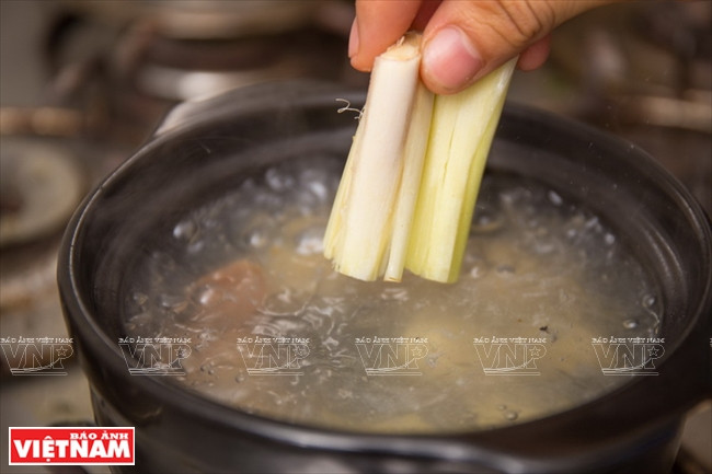 Des morceaux de citronnelles d’environ de 5 cm sont ajoutés dans le bouillon pour créer un arôme caractéristique.
