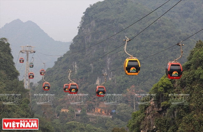 Téléphérique reliant les pagodes Thiên Trù (Cuisine céleste), Giai Oan (Purgatoire) et Huong Tich (Empreinte parfumée).