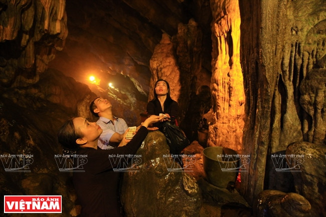 La grotte de l’Empreinte parfumée est aussi connue pour ses impressionnantes stalactites et stalagmites.