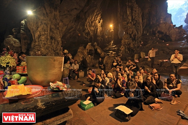 Pèlerins priant devant la statue de Kwan Yin pour une année chanceuse.