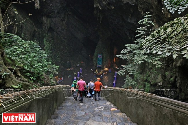 Escalier menant à la grotte de l’Empreinte parfumée. 