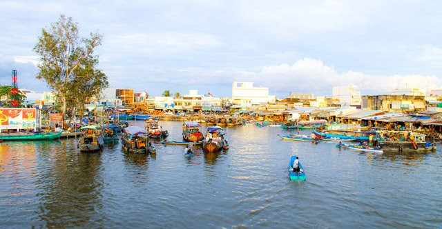 Si les jours ordinaires, il n’y a que des produits agricoles comme des légumes et des fruits, à l’approche du Têt traditionnel, les marchés flottants sont comme un jardin flottant à la surface de l’eau. 