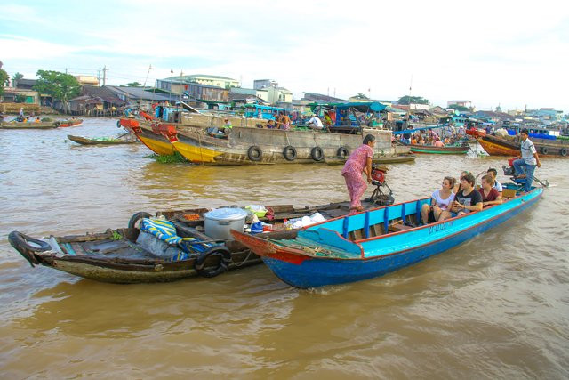 Créé en 1915, le marché Phung Hiep est devenu le plus grand nœud de communication fluviale de Nam Ky, influant fortement le marché des produits agricoles de cette région.