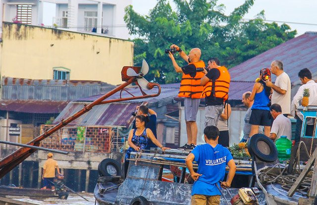 Le marché flottant de Cai B​e à Ti​en Giang est l’un des plus anciens marchés flottants de cette région. En plus de la scène trépidante des jonques et des bateaux, ce marché attire les visiteurs par l'image qu'il renvoie d’un centre urbain tranquille, avec des ​vergers qui se suivent, des rangs de rues anciennes tout au long du bassin de la rivière, qui tantôt apparaissent tantôt disparaissent sous les rangs des cocotiers aquatiques.