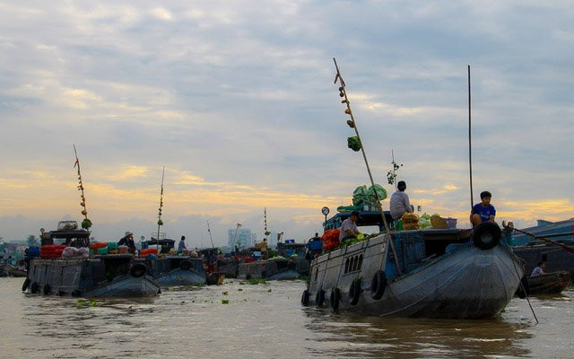 La perche est l’image la plus typique. C'est une ​particularité que l'on ne voit que ​dans les marchés flottants. Dans les marchés flottants comme Cai Rang, Cai Be, Nga Nam ou Phung Hi​ep, les vendeurs hissent de longues perches en bambou sur lesquelles ils suspendent tous les types de produit qu’ils vendent.